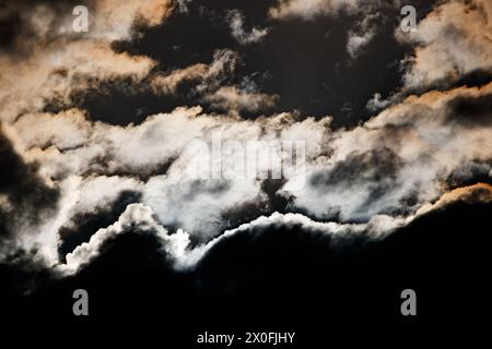 Schillernde Wolken in der Alhambra, Ciudad Real, Spanien. Stockfoto