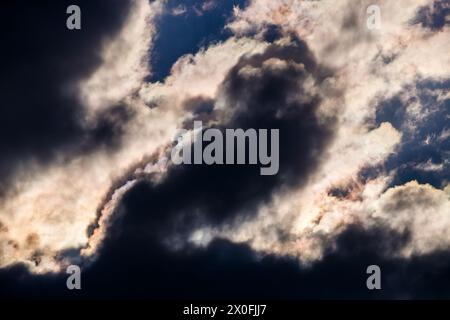 Schillernde Wolken in der Alhambra, Ciudad Real, Spanien. Stockfoto