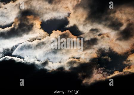 Schillernde Wolken in der Alhambra, Ciudad Real, Spanien. Stockfoto