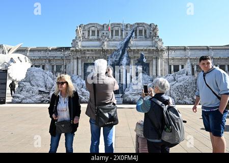 Mailand, Italien. April 2024. Touristen machen Fotos von einer Installation mit dem Titel La Nascita, was die Geburt bedeutet, die am 11. April 2024 am Hauptbahnhof Mailand in Italien ausgestellt wurde. Quelle: Alberto Lingria/Xinhua/Alamy Live News Stockfoto