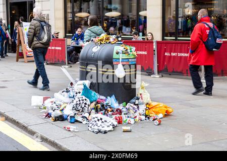 Voller Abfalleimer voller Müll in Central London, Westminster, London, England Stockfoto