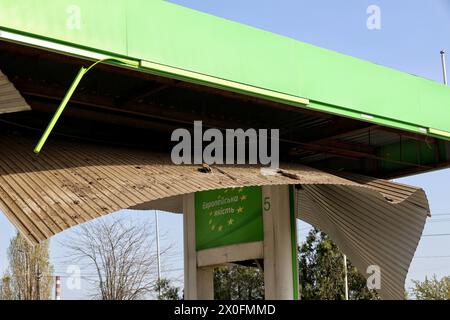 Nicht exklusiv: ODESA, UKRAINE - 11. APRIL 2024 - die Tankstelle ist nach dem russischen Raketenangriff vom 10. April beschädigt, Odesa, Süd-Ukraine. Stockfoto