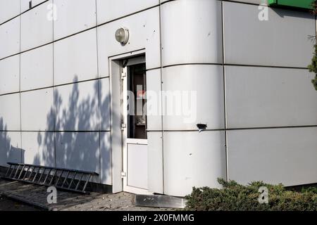 Nicht exklusiv: ODESA, UKRAINE - 11. APRIL 2024 - die Tankstelle ist nach dem russischen Raketenangriff vom 10. April beschädigt, Odesa, Süd-Ukraine. Stockfoto
