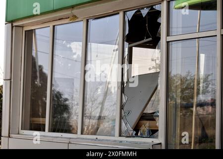 Nicht exklusiv: ODESA, UKRAINE - 11. APRIL 2024 - die Tankstelle ist nach dem russischen Raketenangriff vom 10. April beschädigt, Odesa, Süd-Ukraine. Stockfoto
