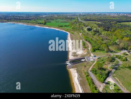 Cottbus, Deutschland. April 2024. Die Cottbuser Ostsee entsteht im ehemaligen Braunkohlebergwerk Cottbus-Nord (Luftaufnahme mit Drohne). Der 19 Quadratkilometer große See soll zum größten künstlichen Gewässer Deutschlands werden. Die Überschwemmungen begannen Mitte April 2019 im ehemaligen Tagebau Cottbus-Nord. Die Lausitz Energie Bergbau AG (Leag) lässt Wasser von der Spree über den Hammergraben in das Tagebauloch für die Überschwemmung fließen. Quelle: Patrick Pleul/dpa/Alamy Live News Stockfoto