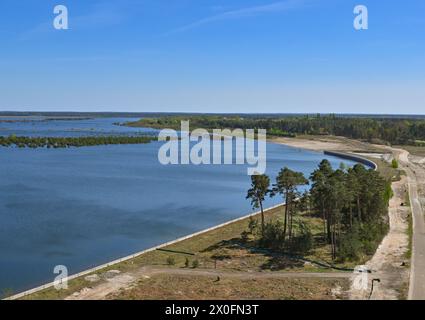 Cottbus, Deutschland. April 2024. Cottbuser Ostsee entsteht im ehemaligen Braunkohlebergwerk Cottbus-Nord (Blick von einem Aussichtsturm). Der 19 Quadratkilometer große See soll zum größten künstlichen Gewässer Deutschlands werden. Die Überschwemmung des ehemaligen Tagebaus Cottbus-Nord begann Mitte April 2019. Die Lausitz Energie Bergbau AG (Leag) lässt Wasser von der Spree über den Hammergraben in das Tagebauloch für die Überschwemmung fließen. Quelle: Patrick Pleul/dpa/Alamy Live News Stockfoto