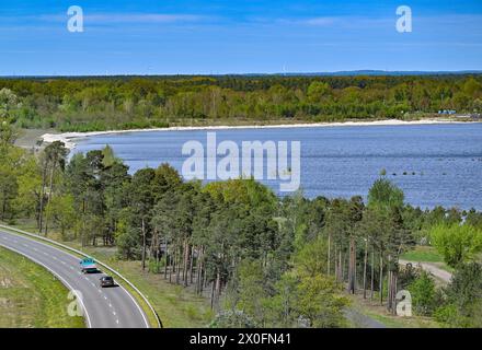 Cottbus, Deutschland. April 2024. Cottbuser Ostsee entsteht im ehemaligen Braunkohlebergwerk Cottbus-Nord (Blick von einem Aussichtsturm). Der 19 Quadratkilometer große See soll zum größten künstlichen Gewässer Deutschlands werden. Die Überschwemmung des ehemaligen Tagebaus Cottbus-Nord begann Mitte April 2019. Die Lausitz Energie Bergbau AG (Leag) lässt Wasser von der Spree über den Hammergraben in das Tagebauloch für die Überschwemmung fließen. Quelle: Patrick Pleul/dpa/Alamy Live News Stockfoto