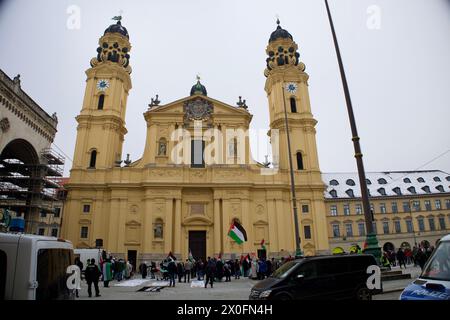 München, 13. Januar 2024. Pro-Palästina-Demo, bei der Hunderte von Menschen am Gazastreifen mit dem Motto „Waffenstillstand jetzt“ teilnahmen. Stockfoto