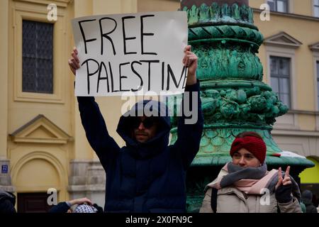 München, 13. Januar 2024. Pro-Palästina-Demo, bei der Hunderte von Menschen am Gazastreifen mit dem Motto „Waffenstillstand jetzt“ teilnahmen. Stockfoto