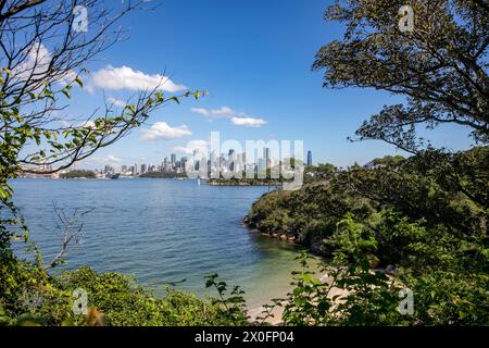 Bradleys Head Walking Track Blick über Whiting Beach und Bucht in Richtung Sydney Stadtzentrum und CBD, New South Wales, Australien, 2024 Stockfoto