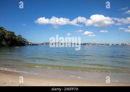 Wittling-Strand am Nordufer des Hafens von Sydney, Mosman, mit Blick über den Hafen von Sydney in Richtung Stadtzentrum von Sydney, NSW, Australien Stockfoto