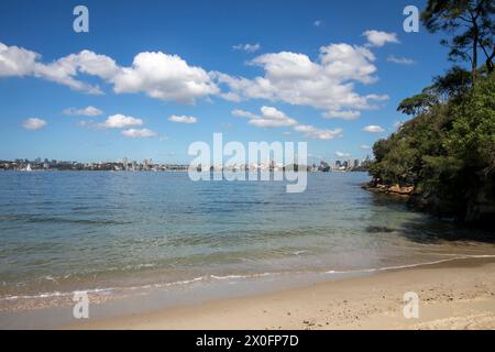 Wittling-Strand am Nordufer des Hafens von Sydney, Mosman, mit Blick über den Hafen von Sydney in Richtung Stadtzentrum von Sydney, NSW, Australien Stockfoto