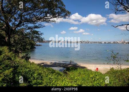 Sydney, Australien, Whiting Beach am Nordufer des Hafens von Sydney ist ein kleiner abgeschiedener Hafenstrand mit Panoramablick auf Sydney und die Stadt Stockfoto