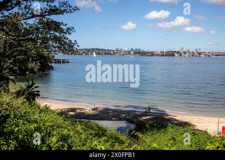 Sydney, Australien, Whiting Beach am Nordufer des Hafens von Sydney ist ein kleiner abgeschiedener Hafenstrand mit Panoramablick auf Sydney und die Stadt Stockfoto