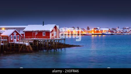 Malerische Nachtlichter der Lofoten Inseln, Norwegen, reine und rote Häuser in einem Fischerdorf am Meer Stockfoto