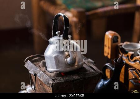 Traditioneller äthiopischer Kaffee mit aromatischer Essenz. Zeremonie mit Weihrauch, Weihrauch und Myrrhe, die von heißer Kohle angezündet wird, erzeugen Rauch, den carrie erzeugt Stockfoto