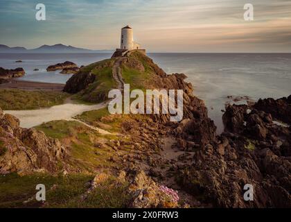 Der majestätische TWR Mawr Leuchtturm bei Sonnenuntergang auf der Insel Ynys Llanddwyn in Anglesey, Nordwales. Stockfoto