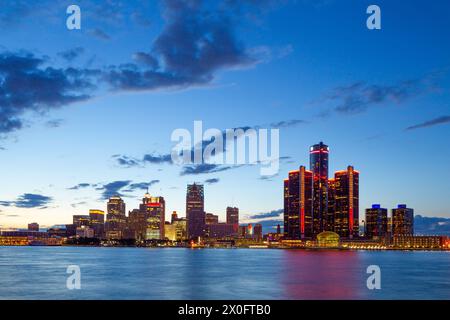 Die Skyline von Detroit, einschließlich des Renaissance Center, vom Detroit River aus gesehen in Detroit, Michigan, USA. Stockfoto