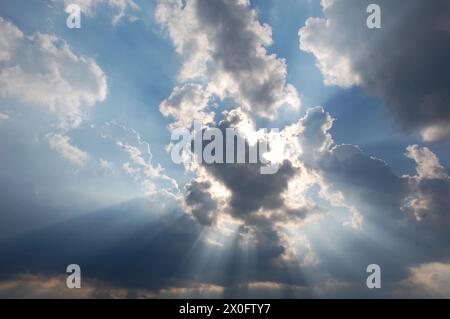 Sonnenstrahlen versteckt hinter einer Wolke am Himmel Stockfoto