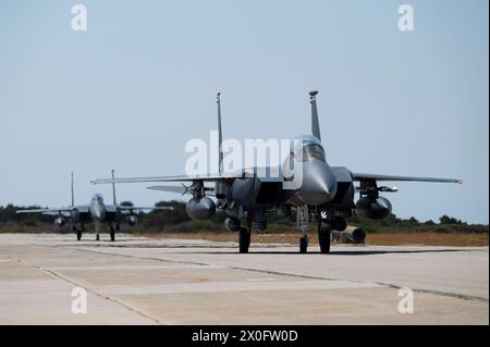 F-15E Strike Eagles der US Air Force, die der 494th Fighter Squadron von der Royal Air Force Lakenheath, England, zugewiesen wurde, nach der Landung bei Souda AFB Stockfoto