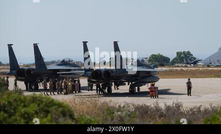 Die F-15E Strike Eagles der US Air Force, die der 494th Fighter Squadron der Royal Air Force Lakenheath, England, zugeordnet sind, kommen zur Übung Poseidon’s an Stockfoto