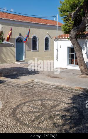 Die Kirche des Heiligen Nikolaus (Agios Nikolaos), mit ihrem Kopfsteinpflastervorhof, die Metropolkirche der Insel Spetses, in Griechenland, Europa, erbaut im Jahr 1700 Stockfoto