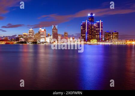 Die Skyline von Detroit, einschließlich des Renaissance Center, vom Detroit River aus gesehen in Detroit, Michigan, USA. Stockfoto