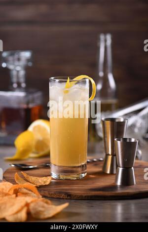 Whiskey-Cocktail mit Ingwerbier, garniert mit Zitronenschale Stockfoto