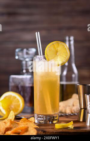 Whiskey-Cocktail mit Ingwerbier, garniert mit Zitrone Stockfoto