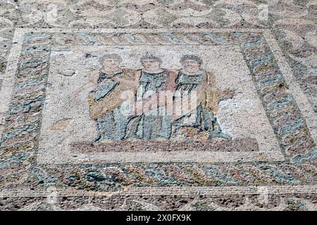 Das Drei-Horae-Mosaik. Dieser zentrale Mosaikboden zeigt die drei Horae auf weißem Hintergrund durch eine Oberleitungszone. Archäologischer Park Paphos. Stockfoto