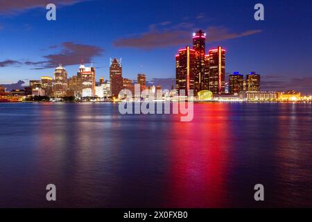 Die Skyline von Detroit, einschließlich des Renaissance Center, vom Detroit River aus gesehen in Detroit, Michigan, USA. Stockfoto
