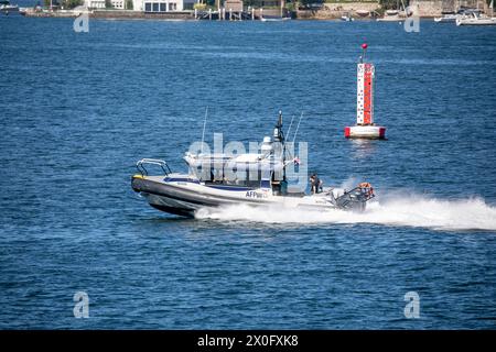 Australische Bundespolizei, australiens Bundespolizei, mit ihrem Hochgeschwindigkeits-RIB-Boot AFP 10 im Hafen von Sydney, das von Yamba gebaut wurde Stockfoto