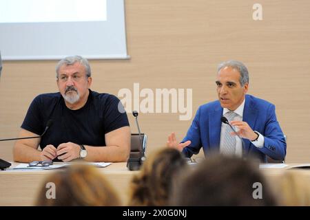 Archivfoto, Italien. April 2024. ARCHIVFOTO - BARI - REGION APULIEN „GESETZ ÜBER DIE SCHÖNHEIT DES APULIEN-TERRITORIUMS“ MIT GOUVERNEUR MICHELE EMILIANO UND Stadtrat für Stadtplanung der Region Apulien. ALFONSO PISICCHIO (BARI - 27.07.2018, SAVERIO DE GIGLIO) ps das Foto kann in Übereinstimmung mit dem Kontext, in dem es aufgenommen wurde, und ohne diffamierende Absicht des Dekorums der vertretenen Personen verwendet werden Stockfoto