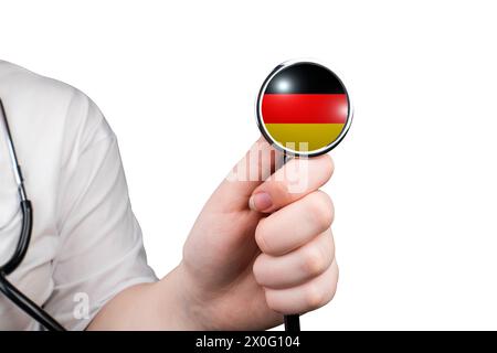 Kopf eines medizinischen Stethoskops in Form der deutschen Flagge in einer Hand (Nahaufnahme), isoliert auf weißem Hintergrund. Deutsches Gesundheitssystemkonzept Stockfoto