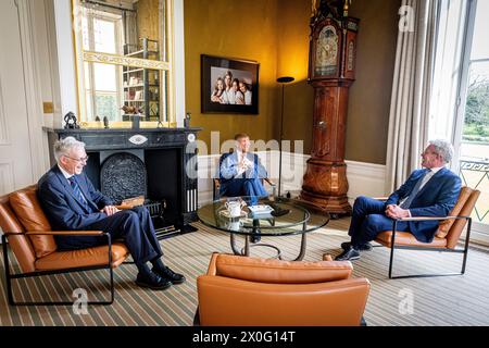 Den Haag, Niederlande. April 2024. DEN HAAG - Koning Willem-Alexander ontvangt Informateurs Elbert Dijkgraaf en Richard van Zwol voor een gesprek over de voortgang van de formatie in zijn werkkamer op Paleis Huis ten Bosch, 12. april 2024. Foto: Patrick van Katwijk Credit: dpa/Alamy Live News Stockfoto