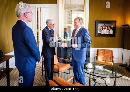 Den Haag, Niederlande. April 2024. DEN HAAG - Koning Willem-Alexander ontvangt Informateurs Elbert Dijkgraaf en Richard van Zwol voor een gesprek over de voortgang van de formatie in zijn werkkamer op Paleis Huis ten Bosch, 12. april 2024. Foto: Patrick van Katwijk Credit: dpa/Alamy Live News Stockfoto