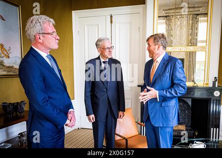 Den Haag, Niederlande. April 2024. DEN HAAG - Koning Willem-Alexander ontvangt Informateurs Elbert Dijkgraaf en Richard van Zwol voor een gesprek over de voortgang van de formatie in zijn werkkamer op Paleis Huis ten Bosch, 12. april 2024. Foto: Patrick van Katwijk Credit: dpa/Alamy Live News Stockfoto