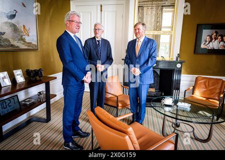 Den Haag, Niederlande. April 2024. DEN HAAG - Koning Willem-Alexander ontvangt Informateurs Elbert Dijkgraaf en Richard van Zwol voor een gesprek over de voortgang van de formatie in zijn werkkamer op Paleis Huis ten Bosch, 12. april 2024. Foto: Patrick van Katwijk Credit: dpa/Alamy Live News Stockfoto