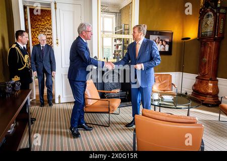 Den Haag, Niederlande. April 2024. DEN HAAG - Koning Willem-Alexander ontvangt Informateurs Elbert Dijkgraaf en Richard van Zwol voor een gesprek over de voortgang van de formatie in zijn werkkamer op Paleis Huis ten Bosch, 12. april 2024. Foto: Patrick van Katwijk Credit: dpa/Alamy Live News Stockfoto