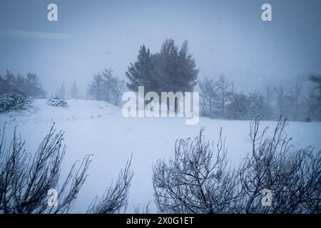 Schneelandschaft vom Zug von Athen nach Kalambaka über Thessalien während des griechischen Winters am 5. Februar 2023. Paysage enneige vu depuis l Stockfoto