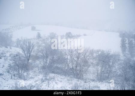 Schneelandschaft vom Zug von Athen nach Kalambaka über Thessalien während des griechischen Winters am 5. Februar 2023. Paysage enneige vu depuis l Stockfoto