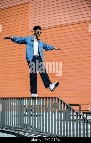 Junger, entspannter Mann, der auf einem Handlauf läuft. Stockfoto