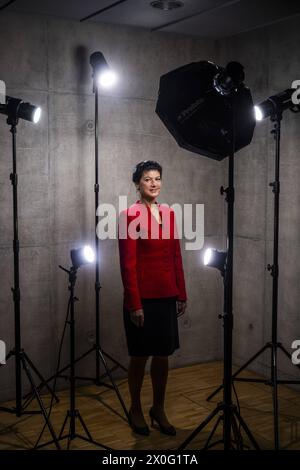 Sahra Wagenknecht ist Abgeordnete des Deutschen Bundestages und GrâˆöÂºnderin der Partei BSW, hier aufgenommen vor ihrem BâˆöÂºro im Deutschen Bundestag in Berlin, 10.04.2024. Berlin Deutschland *** Sahra Wagenknecht ist Mitglied des Deutschen Bundestages und Gründerin der BSW-Partei, hier vor ihrem Büro im Deutschen Bundestag in Berlin, 10 04 2024 Berlin Deutschland Copyright: xDominikxButzmannxphotothek.dex Stockfoto