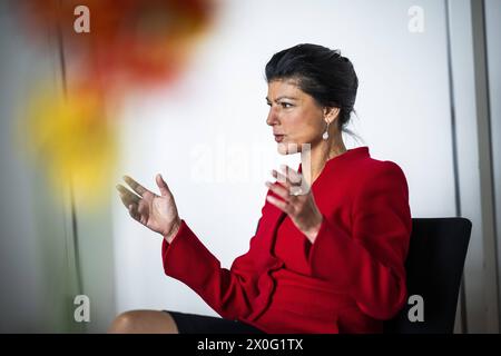 Sahra Wagenknecht ist Abgeordnete des Deutschen Bundestages und GrâˆöÂºnderin der Partei BSW, hier aufgenommen vor ihrem BâˆöÂºro im Deutschen Bundestag in Berlin, 10.04.2024. Berlin Deutschland *** Sahra Wagenknecht ist Mitglied des Deutschen Bundestages und Gründerin der BSW-Partei, hier vor ihrem Büro im Deutschen Bundestag in Berlin, 10 04 2024 Berlin Deutschland Copyright: xDominikxButzmannxphotothek.dex Stockfoto