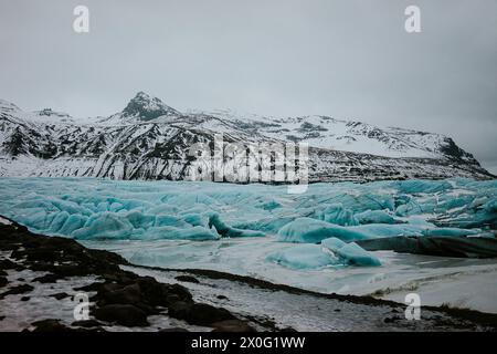 Svinafellsjokull Gletscher mit blauem Eis in der Abenddämmerung Stockfoto