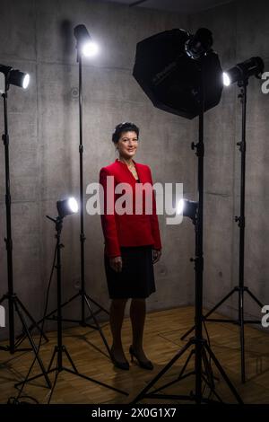 Sahra Wagenknecht ist Abgeordnete des Deutschen Bundestages und GrâˆöÂºnderin der Partei BSW, hier aufgenommen vor ihrem BâˆöÂºro im Deutschen Bundestag in Berlin, 10.04.2024. Berlin Deutschland *** Sahra Wagenknecht ist Mitglied des Deutschen Bundestages und Gründerin der BSW-Partei, hier vor ihrem Büro im Deutschen Bundestag in Berlin, 10 04 2024 Berlin Deutschland Copyright: xDominikxButzmannxphotothek.dex Stockfoto