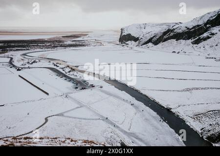 Aus der Vogelperspektive auf den Skoga River in Skogar, Island an bewölktem Wintertag Stockfoto