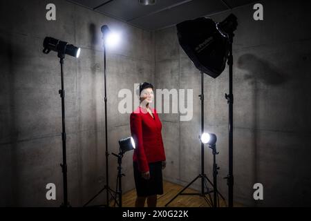 Sahra Wagenknecht ist Abgeordnete des Deutschen Bundestages und GrâˆöÂºnderin der Partei BSW, hier aufgenommen vor ihrem BâˆöÂºro im Deutschen Bundestag in Berlin, 10.04.2024. Berlin Deutschland *** Sahra Wagenknecht ist Mitglied des Deutschen Bundestages und Gründerin der BSW-Partei, hier vor ihrem Büro im Deutschen Bundestag in Berlin, 10 04 2024 Berlin Deutschland Copyright: xDominikxButzmannxphotothek.dex Stockfoto