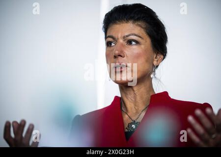 Sahra Wagenknecht ist Abgeordnete des Deutschen Bundestages und GrâˆöÂºnderin der Partei BSW, hier aufgenommen vor ihrem BâˆöÂºro im Deutschen Bundestag in Berlin, 10.04.2024. Berlin Deutschland *** Sahra Wagenknecht ist Mitglied des Deutschen Bundestages und Gründerin der BSW-Partei, hier vor ihrem Büro im Deutschen Bundestag in Berlin, 10 04 2024 Berlin Deutschland Copyright: xDominikxButzmannxphotothek.dex Stockfoto