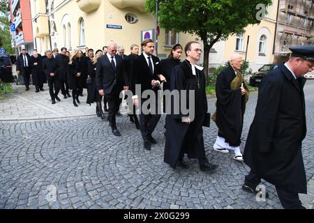 Sophie Wepper mit Ehemann David Meister im Trauerzug zur Beisetzung von Fritz Wepper im Familiengrab der Familie Wepper auf dem Friedhof Neuhausen im Stockfoto